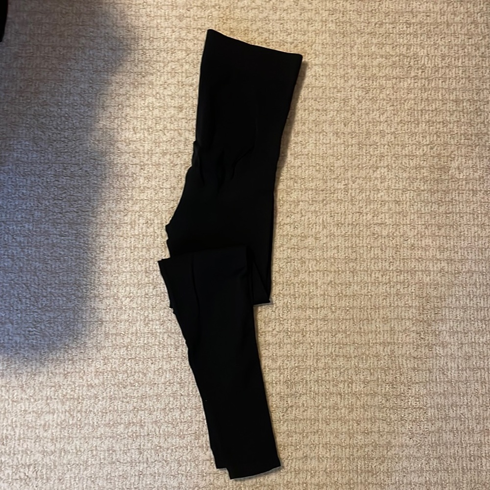 Like new condition size M Blanqi maternity leggings in black